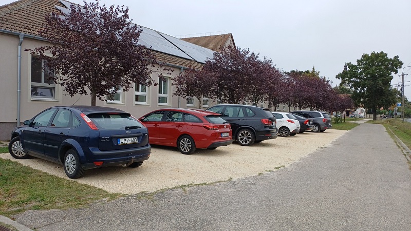Új parkolóhelyek az iskola dolgozóinak